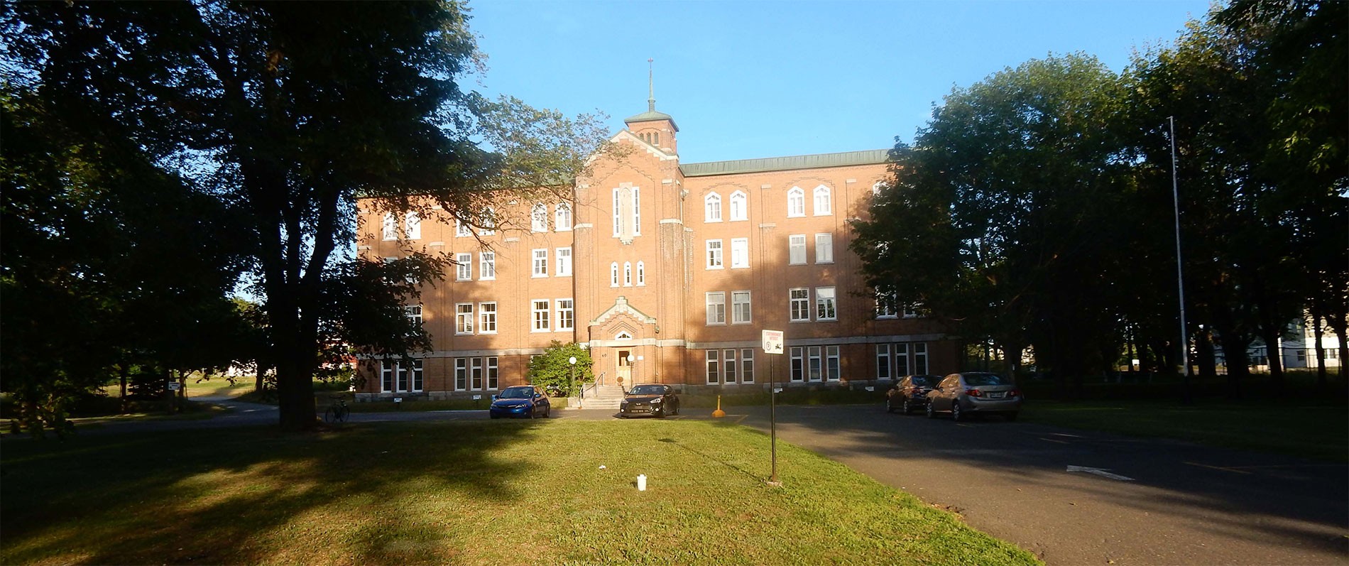 Le Grand Séminaire est situé près du CEGEP, de l'Institut maritime, de l'UQAR, de l'Hôpital et du centre ville.